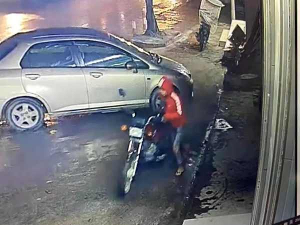 男子偷車全過(guò)程被路邊視頻監(jiān)控系統(tǒng)拍下，防盜意識(shí)還是要加強(qiáng)啊